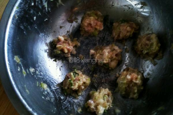 氽白菜肉丸的做法图解1