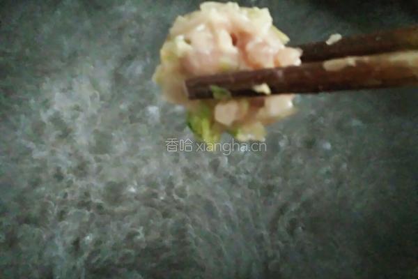 氽白菜肉丸的做法图解2