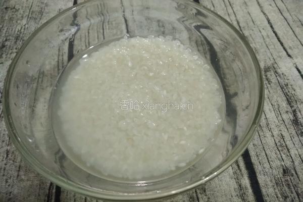 紫薯大米粥的做法图解1