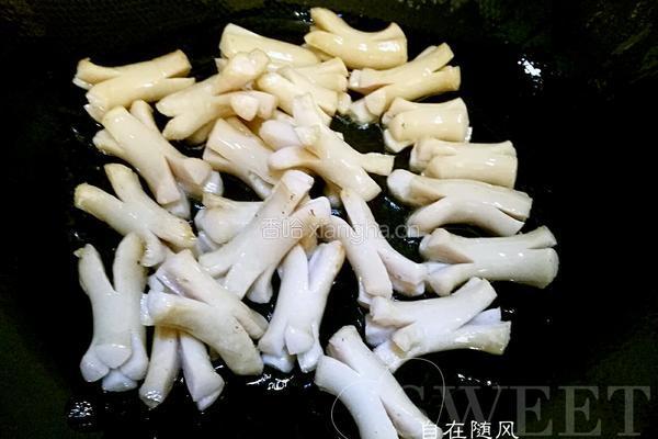 红烩花菜泥肠的做法图解2