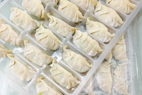 抱蛋煎芹菜猪肉饺的做法图解3