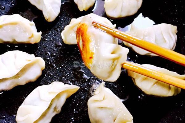 抱蛋煎芹菜猪肉饺的做法图解9