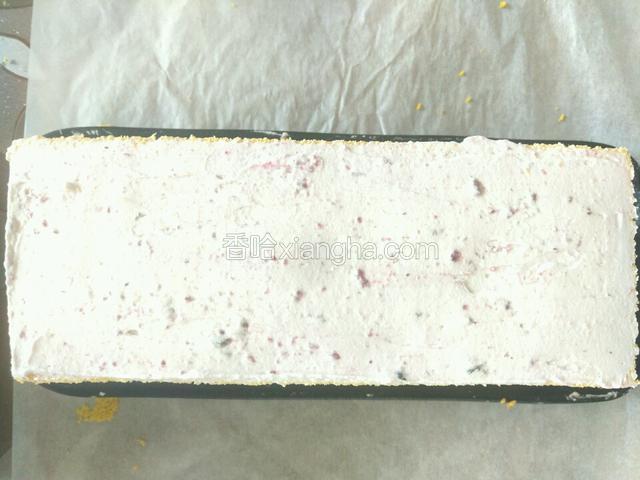 三片蛋糕片放完，在最上面抹上一层薄薄的奶油
