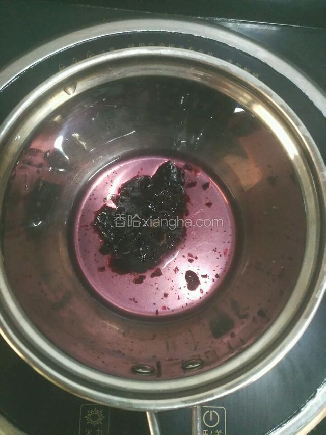 50克蓝莓果酱加入清水和泡软的吉利丁片，小火加热至融化，放冰箱冷藏一会