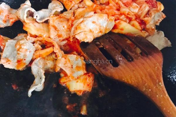 泡菜炒梅花肉的做法图解3