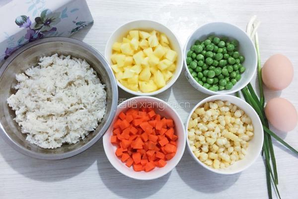 菠萝炒饭的做法图解1