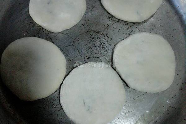 韭菜鸡蛋虾皮馅盒子的做法图解12