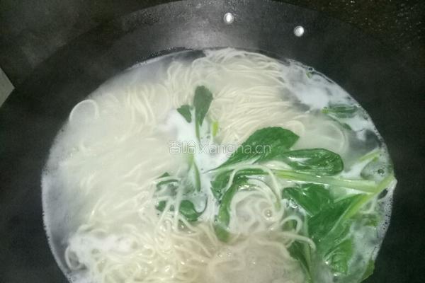 鸡蛋青菜面的做法图解1
