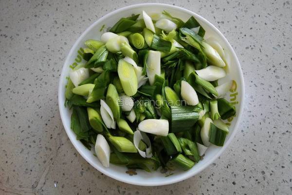 青蒜炒鸡蛋的做法图解1