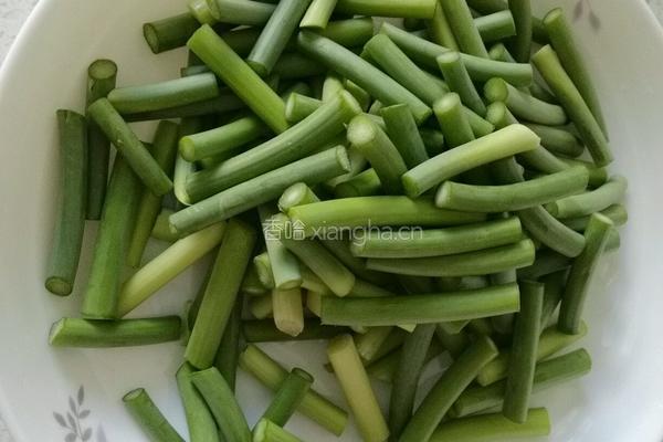 蒜薹辣炒腊肉的做法图解3