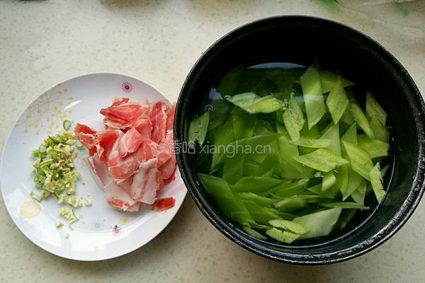 莴苣炒肉的做法图解1