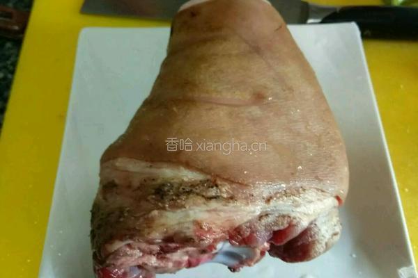 卤肘子的做法图解1