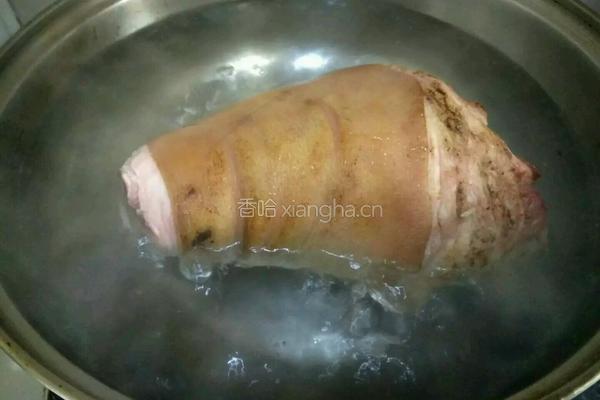 卤肘子的做法图解3