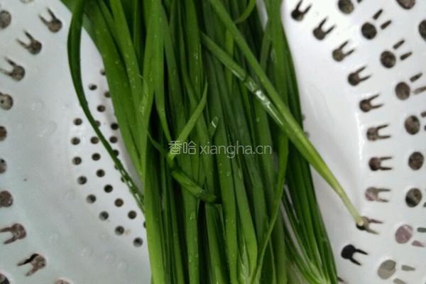 韭菜鸡蛋水饺的做法图解1