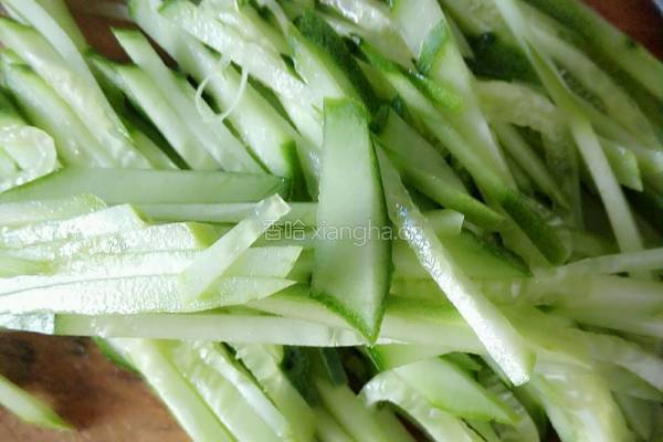 红油金针菇拌黄瓜的做法图解1