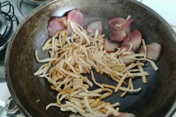 萝卜干炒腊肉的做法图解4