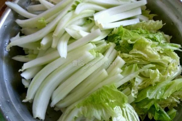 白菜丸子汤的做法图解1
