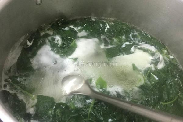 枸杞叶瘦肉咸蛋汤的做法图解5