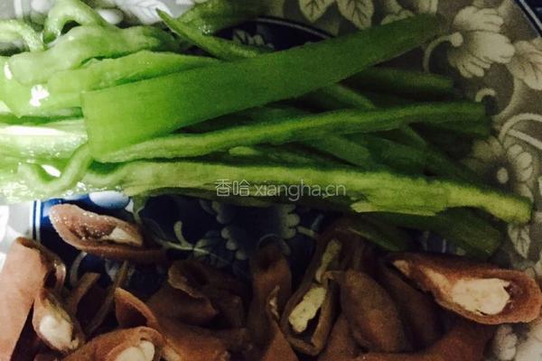 尖椒肥肠面的做法图解1