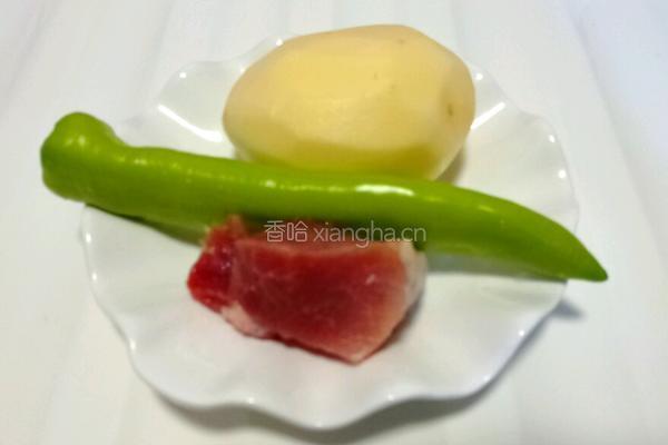 土豆尖椒炒肉的做法图解1