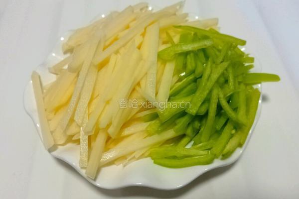 土豆尖椒炒肉的做法图解2