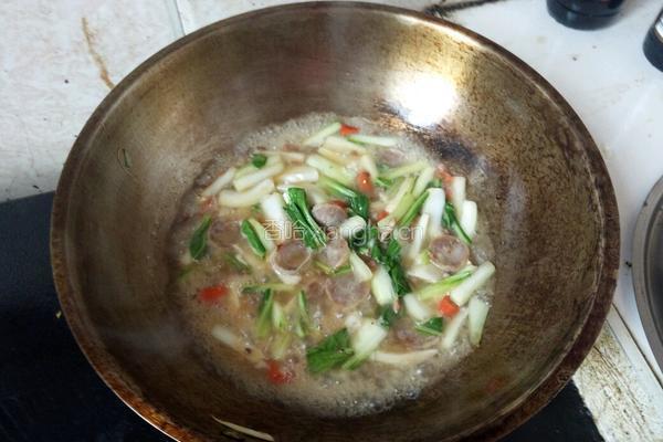 风味香肠炒年糕的做法图解5