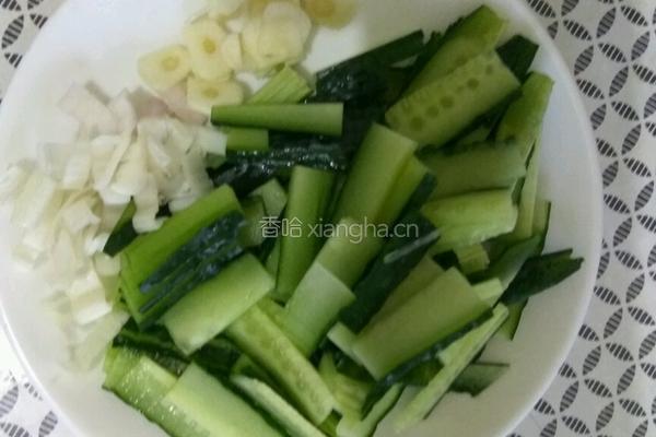 红肠炒木耳瓜片的做法图解2
