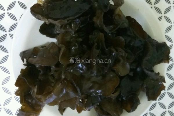 红肠炒木耳瓜片的做法图解3