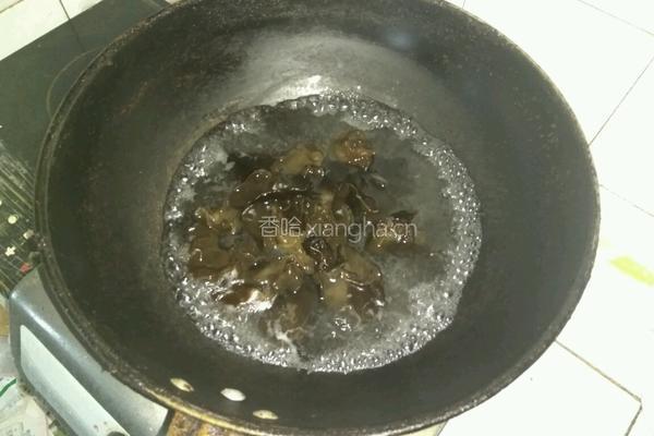 红肠炒木耳瓜片的做法图解5
