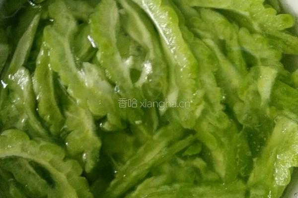 苦瓜炒辣椒的做法图解2