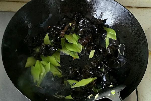 莴苣木耳炒鸡蛋的做法图解4