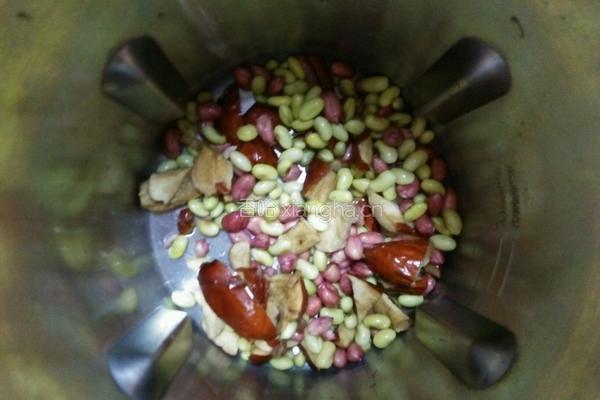 红枣花生豆浆的做法图解2