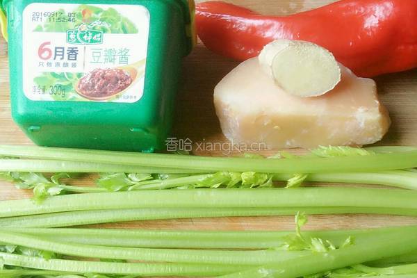 芹菜红椒炒肉片的做法图解1
