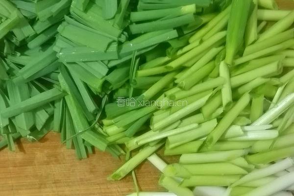 大蒜炒咸肉丝的做法图解2