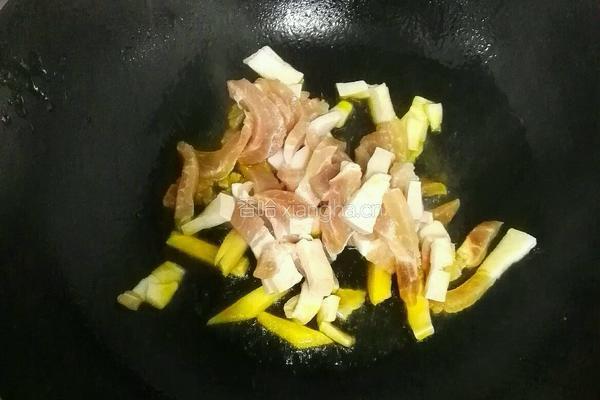 大蒜炒咸肉丝的做法图解3