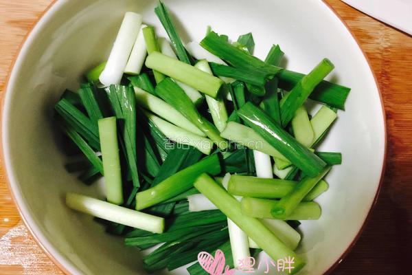 蒜苗炒鸡蛋的做法图解2