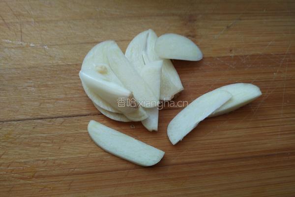 腊肠炒荷兰豆的做法图解3