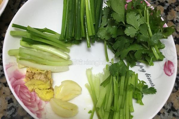 紫苏炒鸭的做法图解1