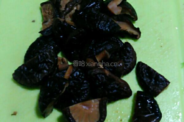板栗香菇烧鸡翅的做法图解2