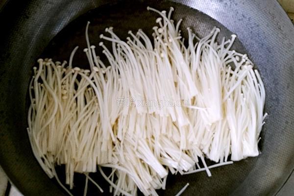 菠菜果仁拌金针菇的做法图解2