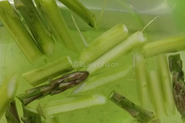 芦笋虾仁的做法图解1