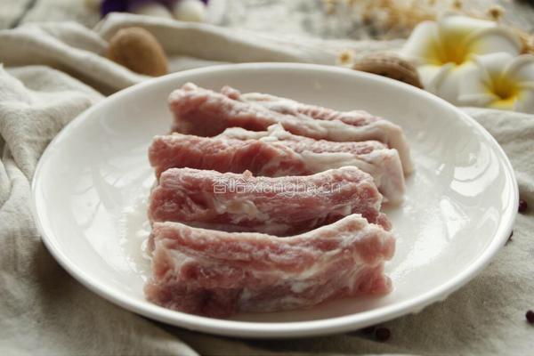 「Cathy边吃边营养」排骨炖豆角优化版的做法图解1
