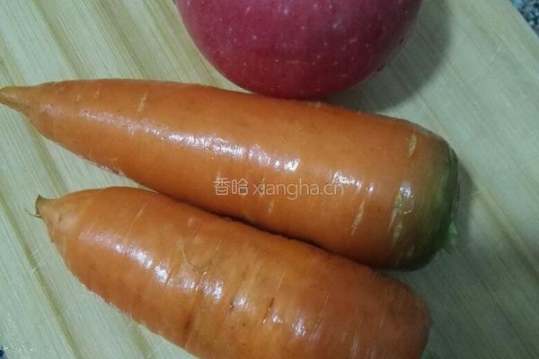 胡萝卜苹果汁的做法图解1