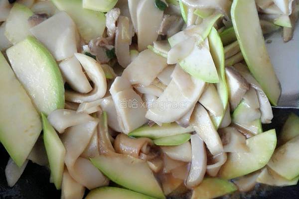 杏鲍菇角瓜炒肉的做法图解9