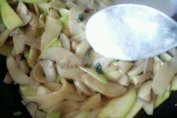 杏鲍菇角瓜炒肉的做法图解10