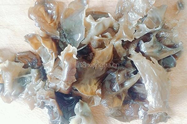 白菜帮木耳的做法图解2