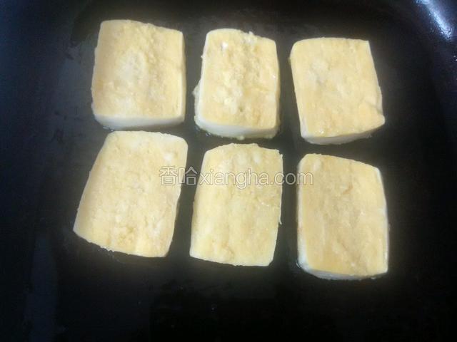 热锅凉油烧轻微至冒烟放入馒头片