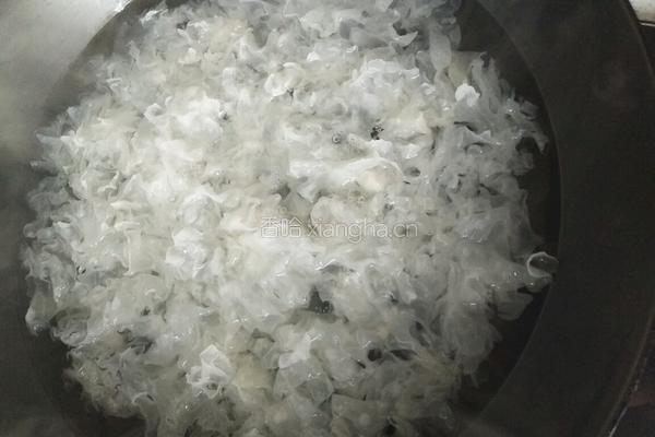 红枣枸杞银耳汤的做法图解4