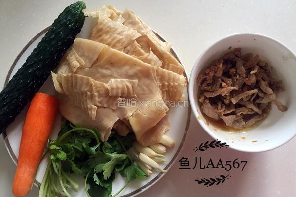 胡萝卜黄瓜拌豆皮的做法图解1