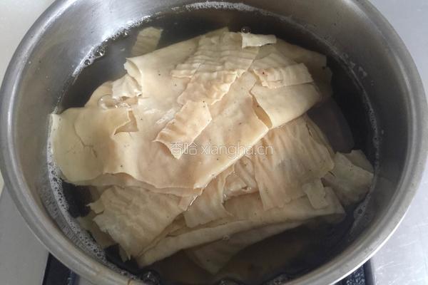 胡萝卜黄瓜拌豆皮的做法图解2